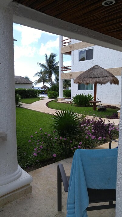 Affordable Beachfront  Paradise!     2 Bedrooms