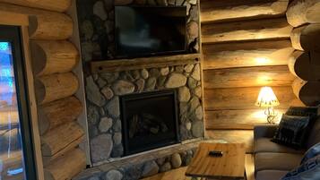 Téléviseur, foyer, lecteur de DVD, table de baby-foot