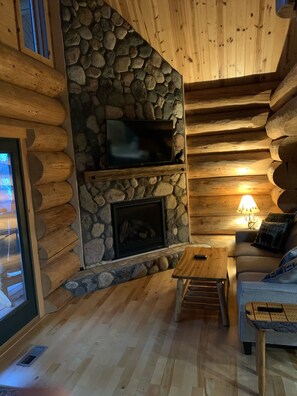 テレビ、暖炉、DVD プレーヤー、テーブルサッカー台