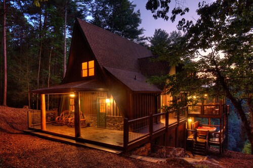 Private River Cabin with Playground, Fishing, Mountain View, Hot tub