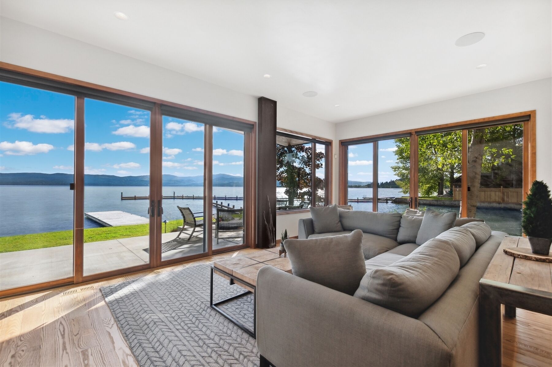 Swan Lake House ~ Stunning Lake house less than a mile from Downtown Bigfork!