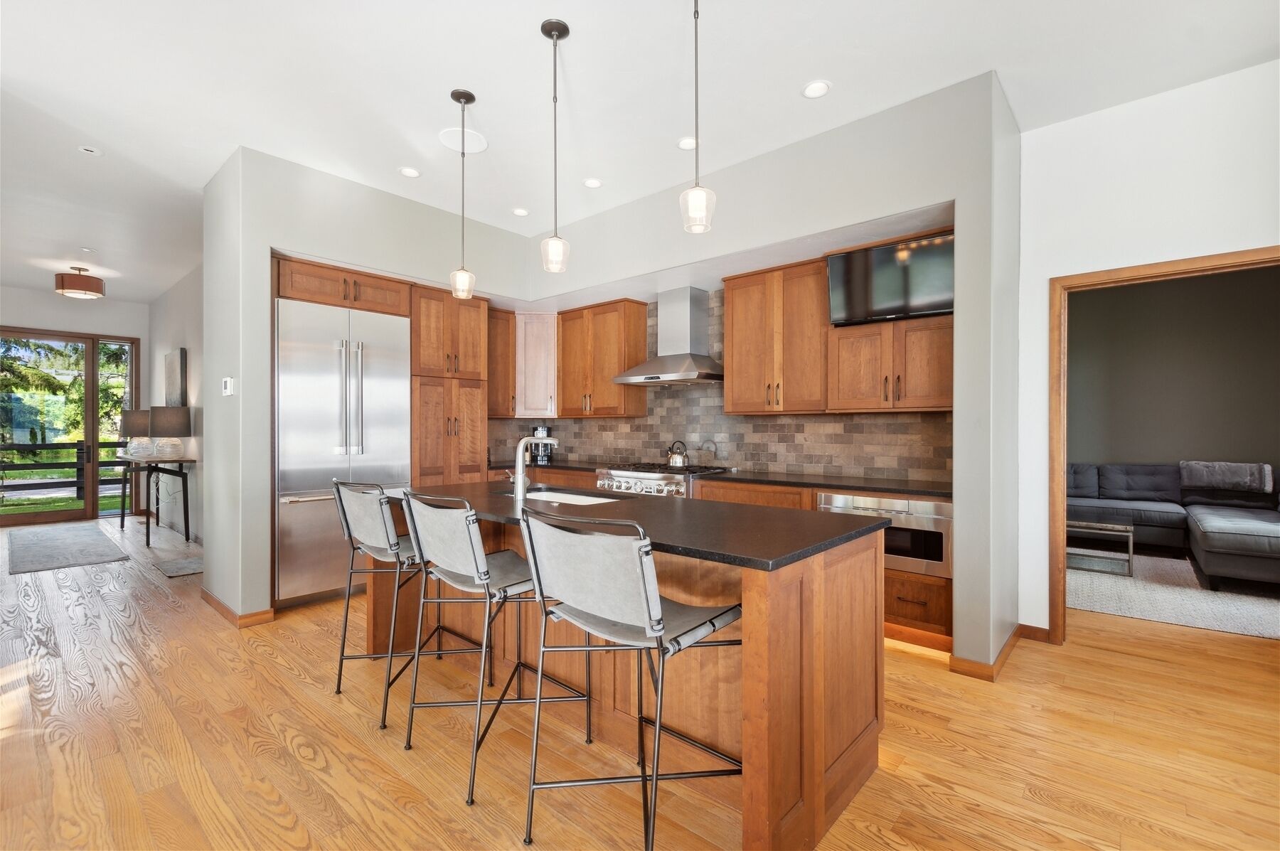 Swan Lake House ~ Stunning Lake house less than a mile from Downtown Bigfork!