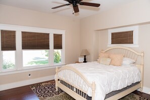3 bedrooms, iron/ironing board, WiFi, bed sheets - Historic craftsman, sleeps 9, 3br2.5ba, Disney 1mi (Anaheim)