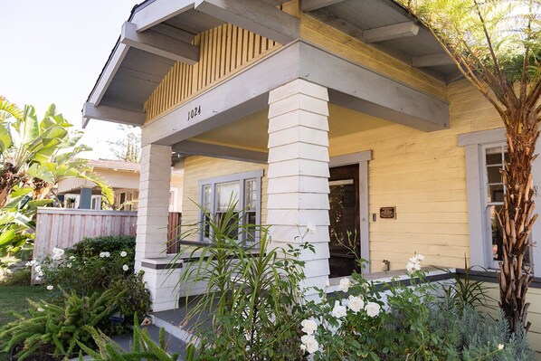 Exterior - Historic craftsman, sleeps 9, 3br2.5ba, Disney 1mi (Anaheim)