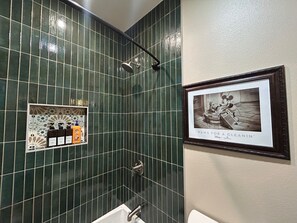 Combined shower/bathtub, hair dryer, towels - Historic craftsman, sleeps 9, 3br2.5ba, Disney 1mi (Anaheim)