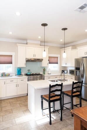 Fridge, microwave, oven, stovetop - Historic craftsman, sleeps 9, 3br2.5ba, Disney 1mi (Anaheim)