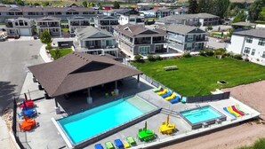 Un quartier résidentiel avec des maisons modernes, une piscine et un patio couvert.