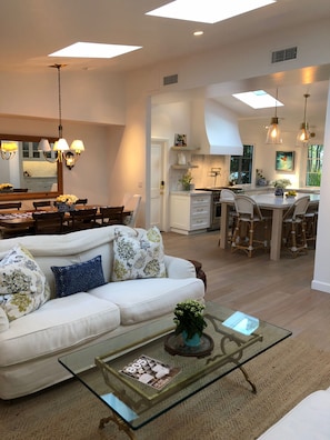 Smart TV, fireplace, DVD player, table tennis