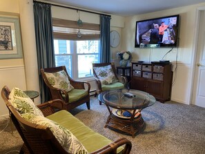 Smart-tv, eldstad och dvd-spelare