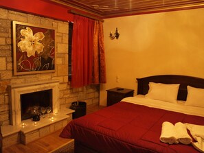 Double Room, Fireplace | Soundproofing, free cribs/infant beds, bed sheets - Aggelon Katafygio		 (Zagori)