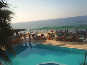 Een seizoensgebonden buitenzwembad en parasols bij het zwembad