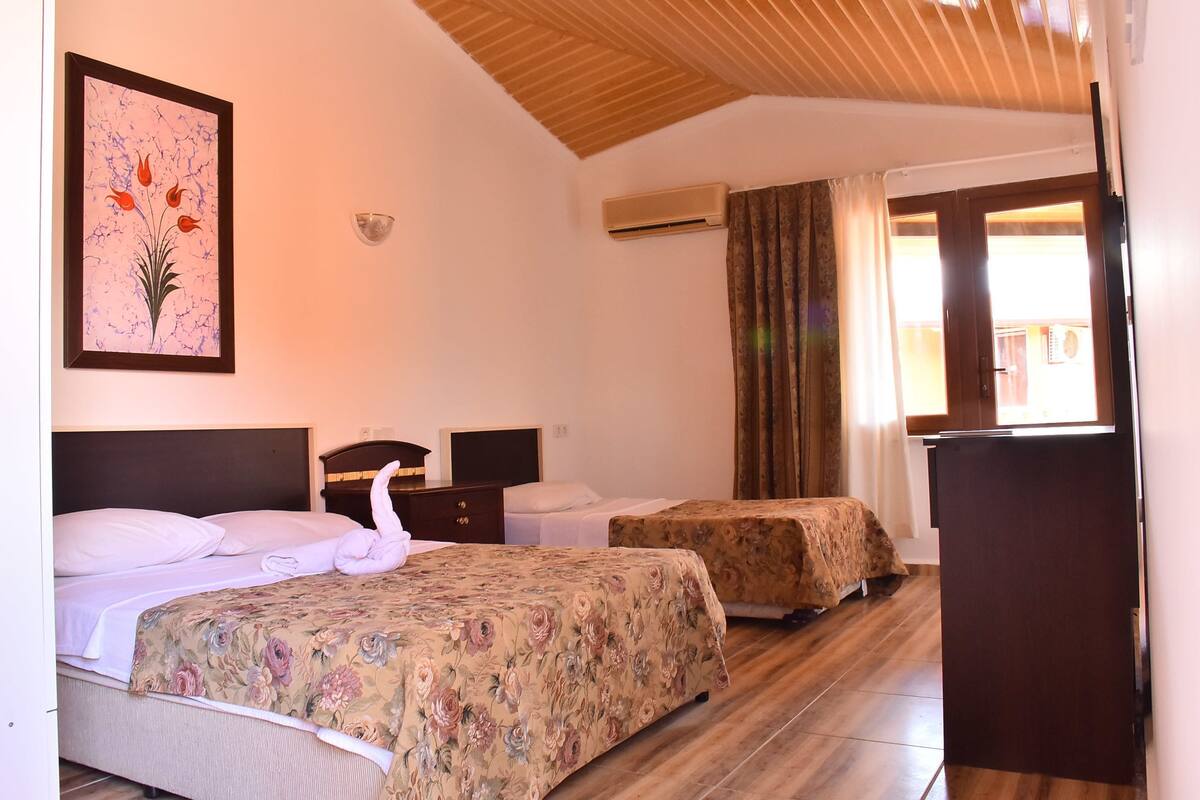 Bungalow, Sea View | Minibar, in-room safe, desk, WiFi (free)
