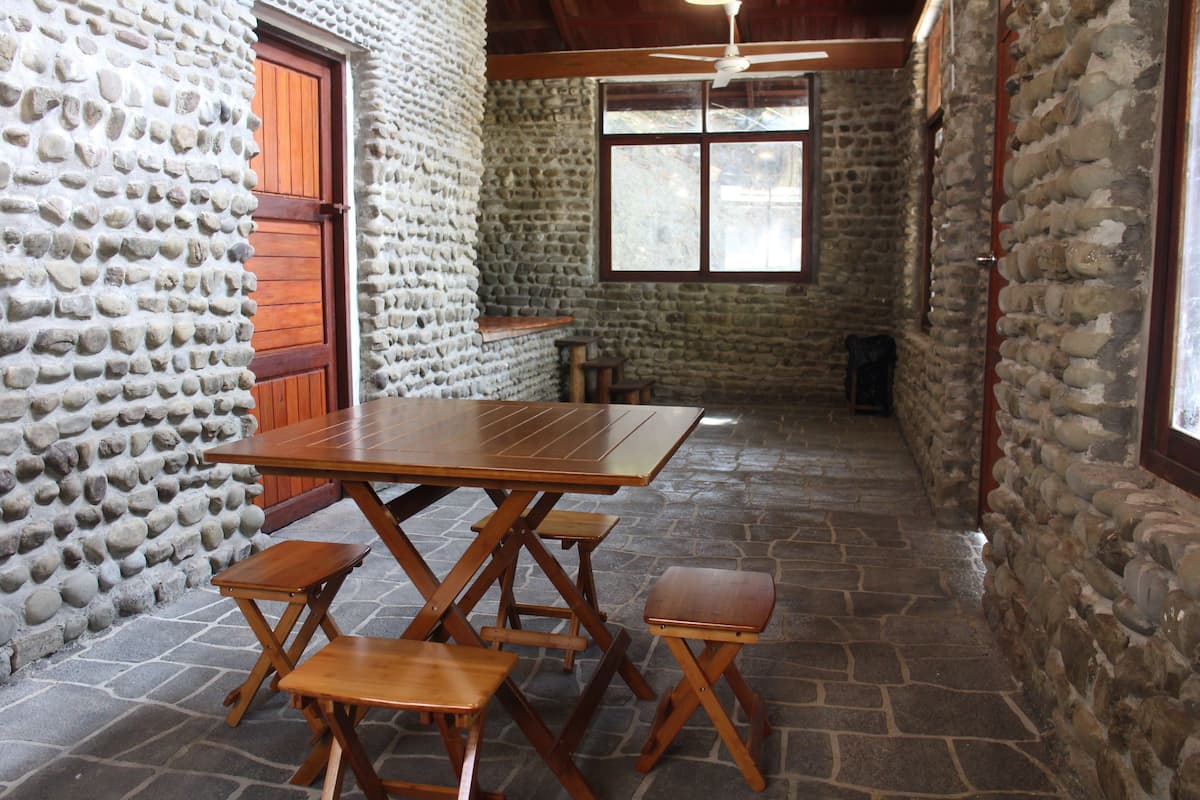 Emerald Suite Stone Cabin | Living area