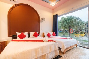 Luxury Quadruple Room | Dihias secara berasingan, meja, langsir/tirai gelap terus