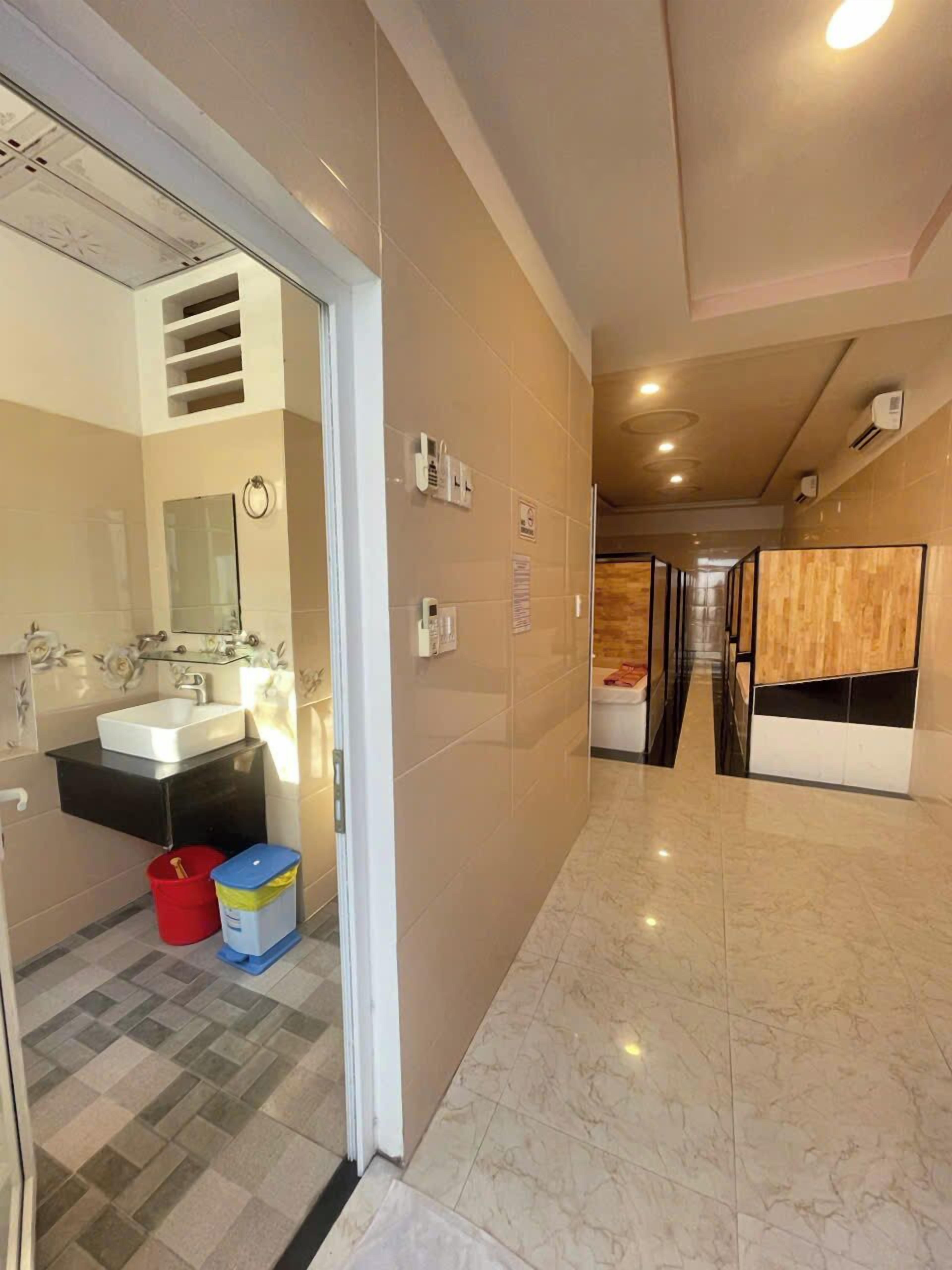 Uma casa de banho moderna com lavatório, espelho e zona de duche.