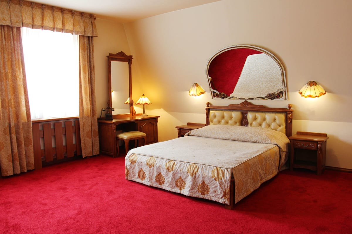 Hypo-allergenic bedding, in-room safe, desk, blackout drapes