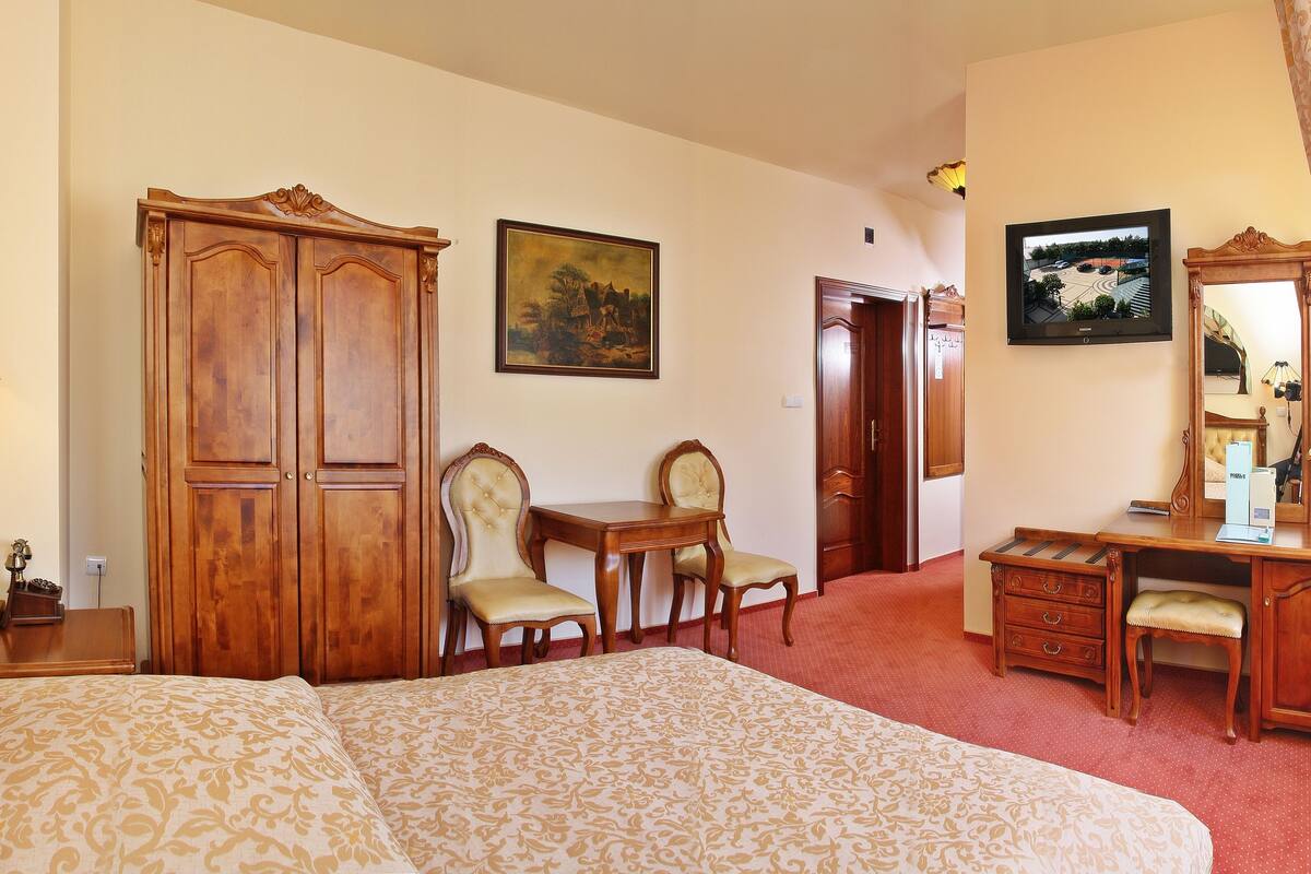 Classic Double Room, 1 Queen Bed, Non Smoking, Courtyard View | Hypo-allergenic bedding, in-room safe, desk, blackout drapes