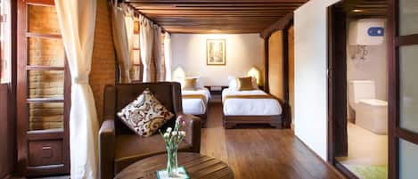 Kamar Twin Klasik, 2 Tempat Tidur Twin, pemandangan halaman | 1 kamar tidur, dilengkapi dengan perabotan berbeda-beda, dan meja kerja