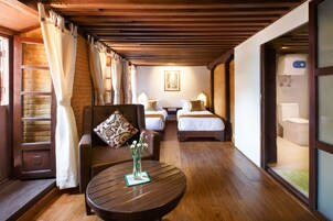 Habitación clásica con 2 camas individuales, 2 camas individuales, vistas al patio | 1 dormitorio, mobiliario individual, escritorio y wifi gratis