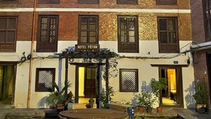 Un edificio tradicional con un cartel que dice 'HOTEL PÂTAN HOTEL'.