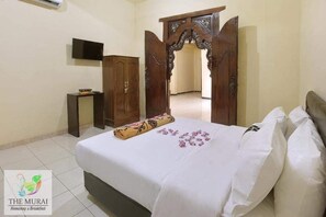 Basic Room | Minibar, desk, bed sheets