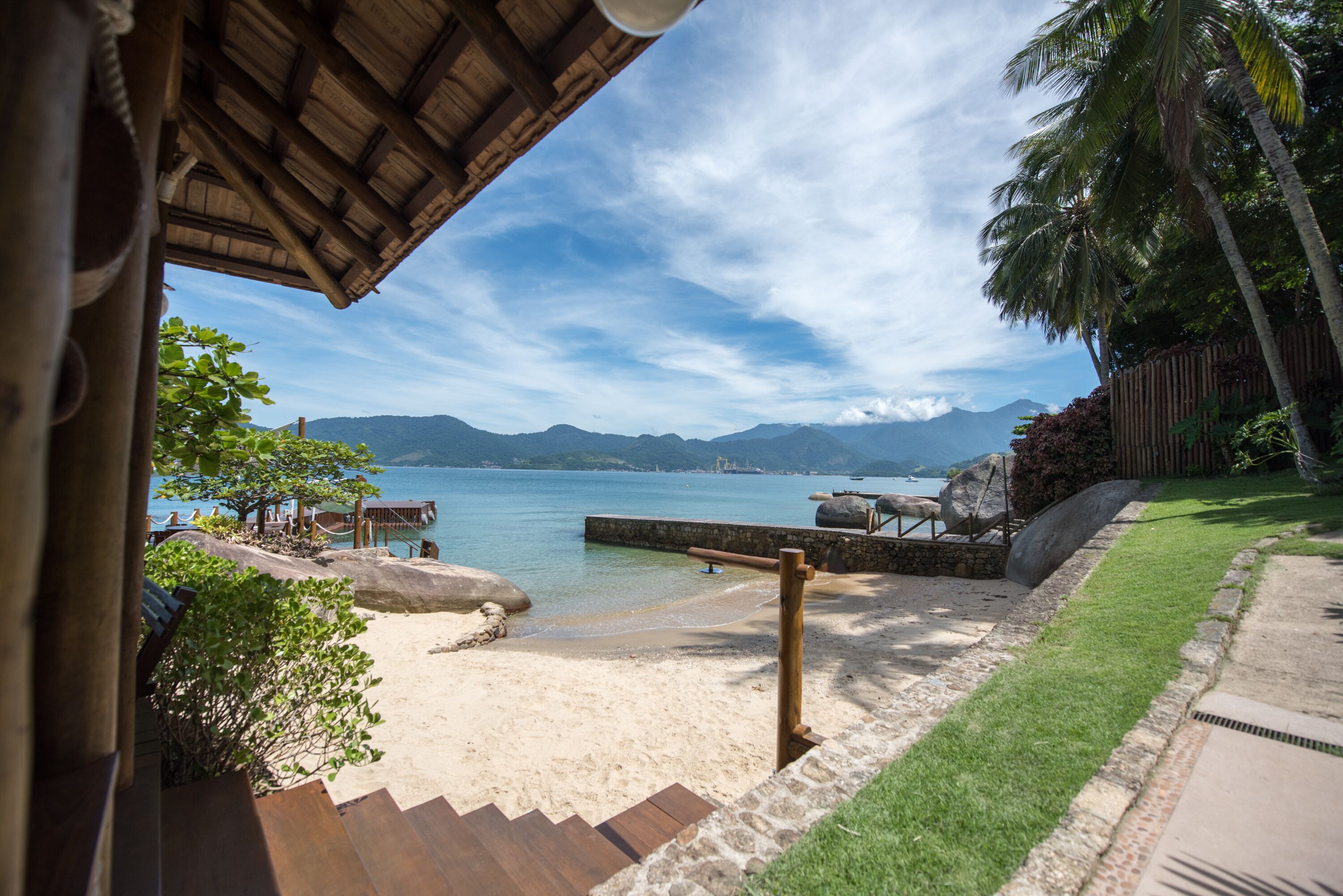 En la playa, sillas reclinables de playa, toallas de playa