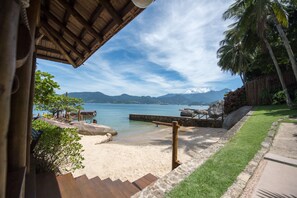 Accommodatie ligt op het strand, ligstoelen, strandlakens