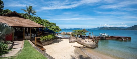 Plage, chaises longues, serviettes de plage