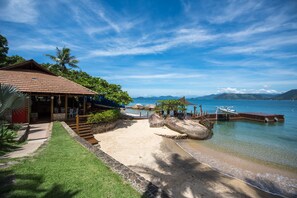 Sur la plage, chaise longue, serviettes de plage
