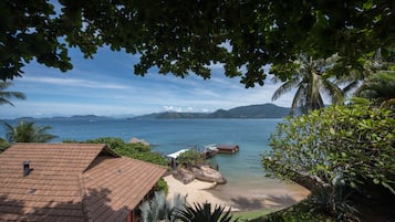 Na praia, espreguiçadeiras, toalhas de praia