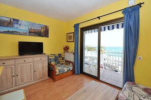 Apartamento, 1 quarto, vista para o mar | Área de estar | TV de tela plana
