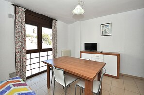 Apartment, 1 Bedroom, City View | Living area