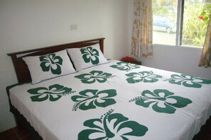 2 bedrooms, iron/ironing board, WiFi, bed sheets - Lyas Holiday Home - 20 metres from a stunning beach (Tikioki Beach)