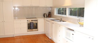 Spotless Family Home - Walk to golf course, beach & more! Enclosed Yard + WiFi.