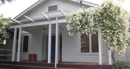 Spacious 4 bedroom house - Walk to beach, river, golf course and shops