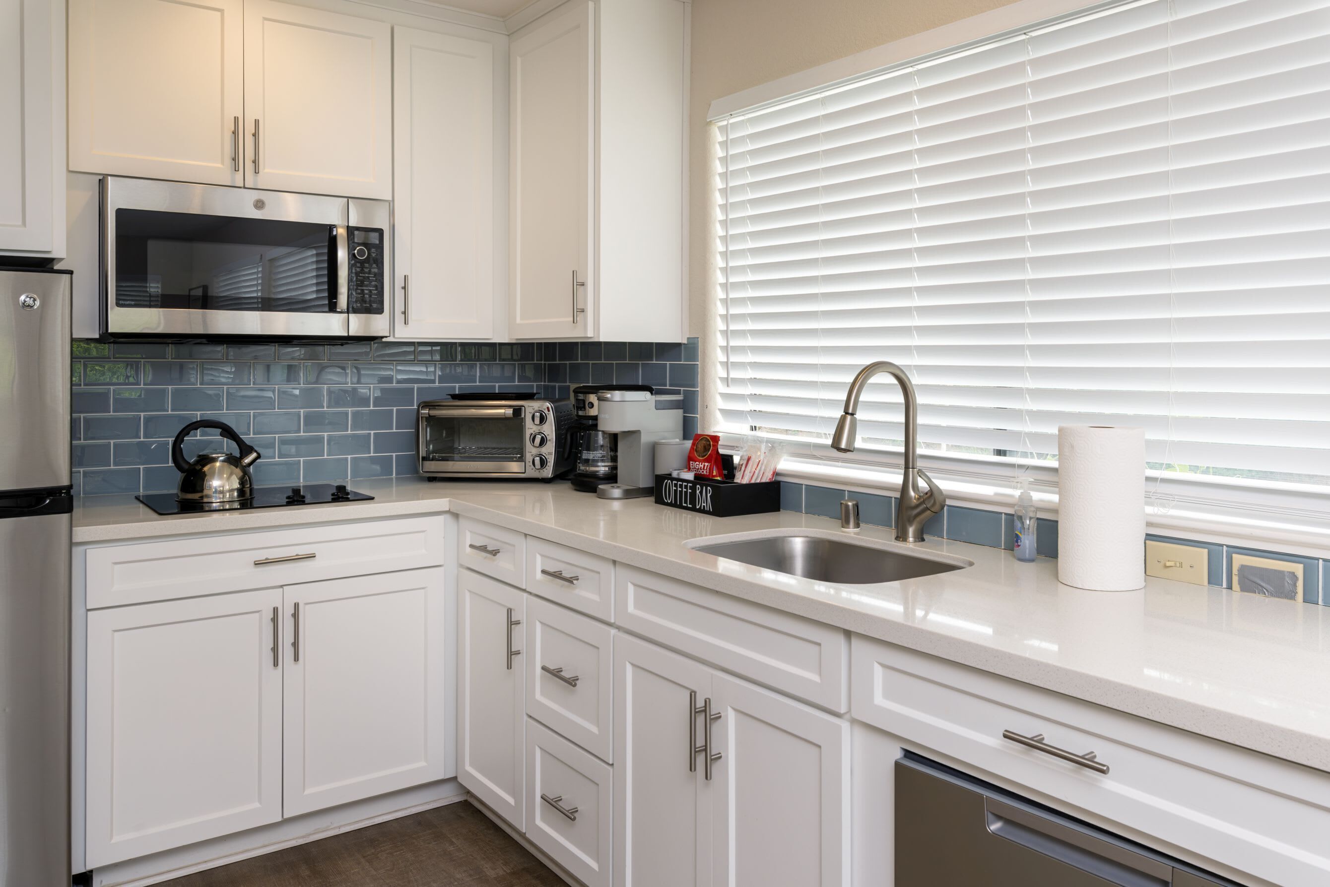 Geladeira, micro-ondas, cooktop, lava-louças