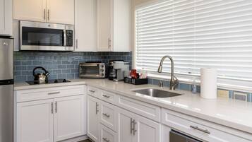 Geladeira, micro-ondas, cooktop, lava-louças