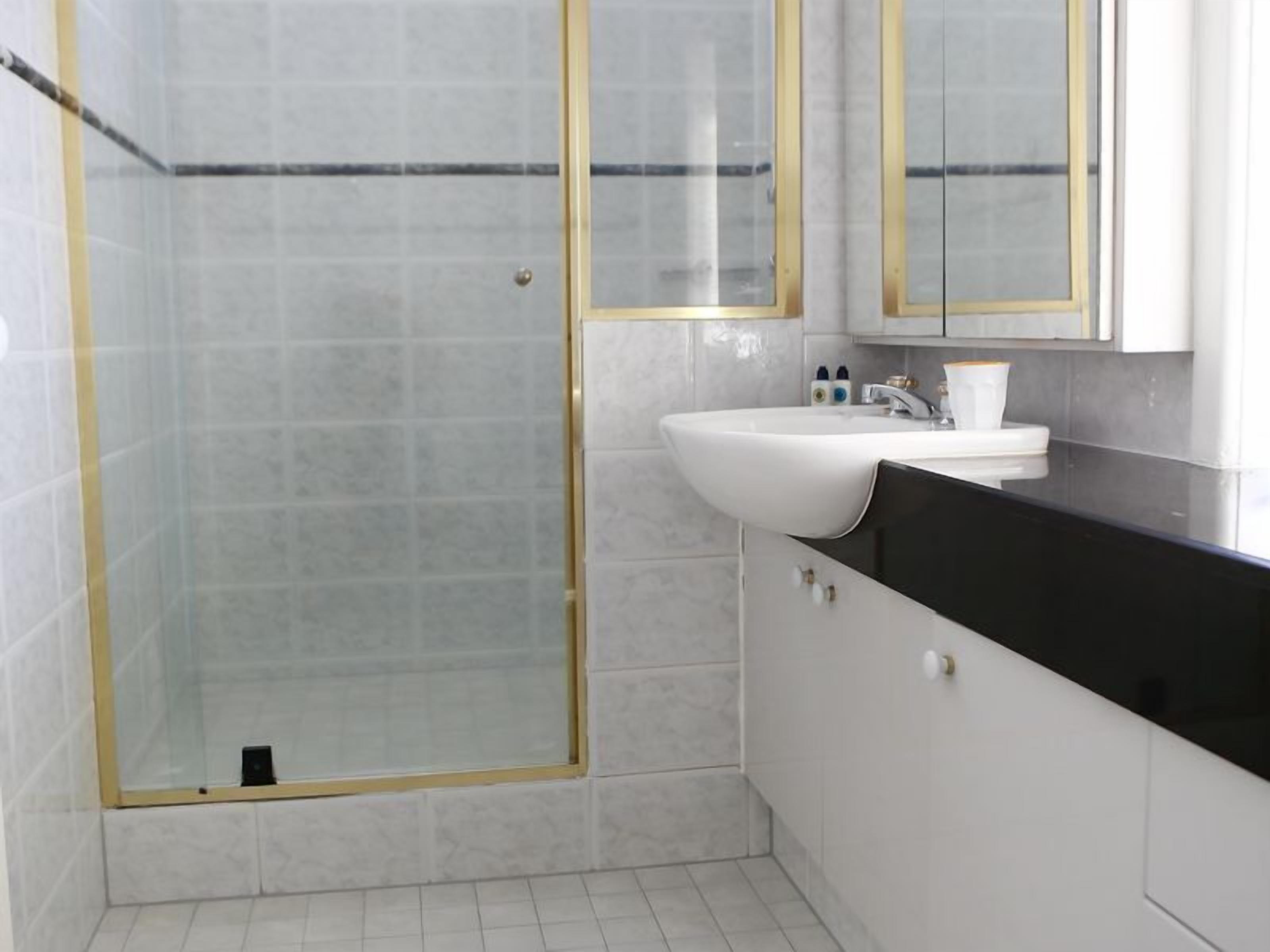 Self Contained Unit Within Elegant Randwick Home — image 8