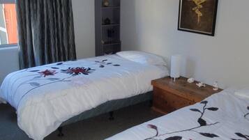 4 bedrooms, iron/ironing board, free WiFi, bed sheets