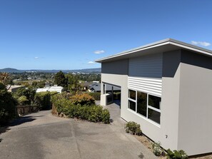 Property grounds - Luxury Rotorua Executive Home with Lake Views: Relax, Unwind, and Enjoy (Rotorua Township)