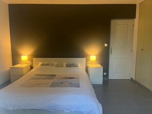 2 Schlafzimmer, Schreibtisch, Bügeleisen/Bügelbrett, Reisekinderbett