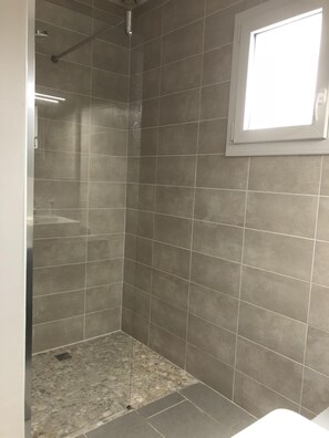 Dusch, miljövänliga toalettartiklar och hårtork