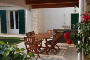 Outdoor dining - all comfort-calm-covered terrace with summer kitchen-Charger for electric car. (Saint-Georges-D'oléron)