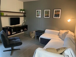 2 Schlafzimmer, Schreibtisch, Bügeleisen/Bügelbrett, Reisekinderbett