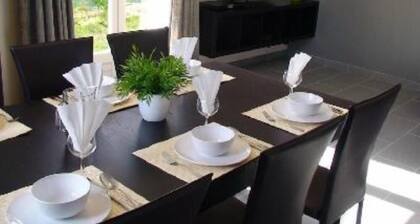 Maison de charme.RĂ©novĂ©e.cuisine dâĂ©tĂ©.Jardin clos. Prise voiture Ă©lectrique.