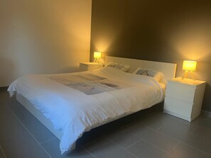 2 Schlafzimmer, Schreibtisch, Bügeleisen/Bügelbrett, Reisekinderbett