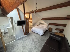 4 makuuhuonetta, silitysrauta/-lauta, ilmainen Wi-Fi, vuodevaatteet