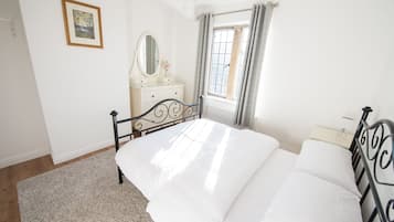 4 bedrooms, iron/ironing board, free WiFi, bed sheets