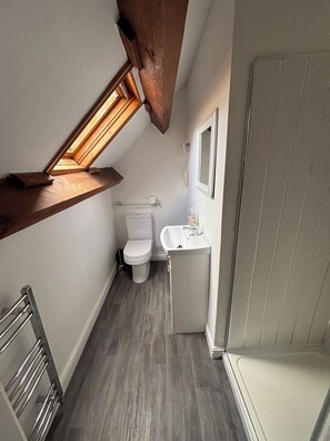 Suihku, hiustenkuivaaja, pyyhkeet, saippua