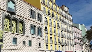 A historic building with multiple stories, featuring a mix of architectural styles and a variety of window designs. - Cosy duplex in Alfama (Lisboa)
